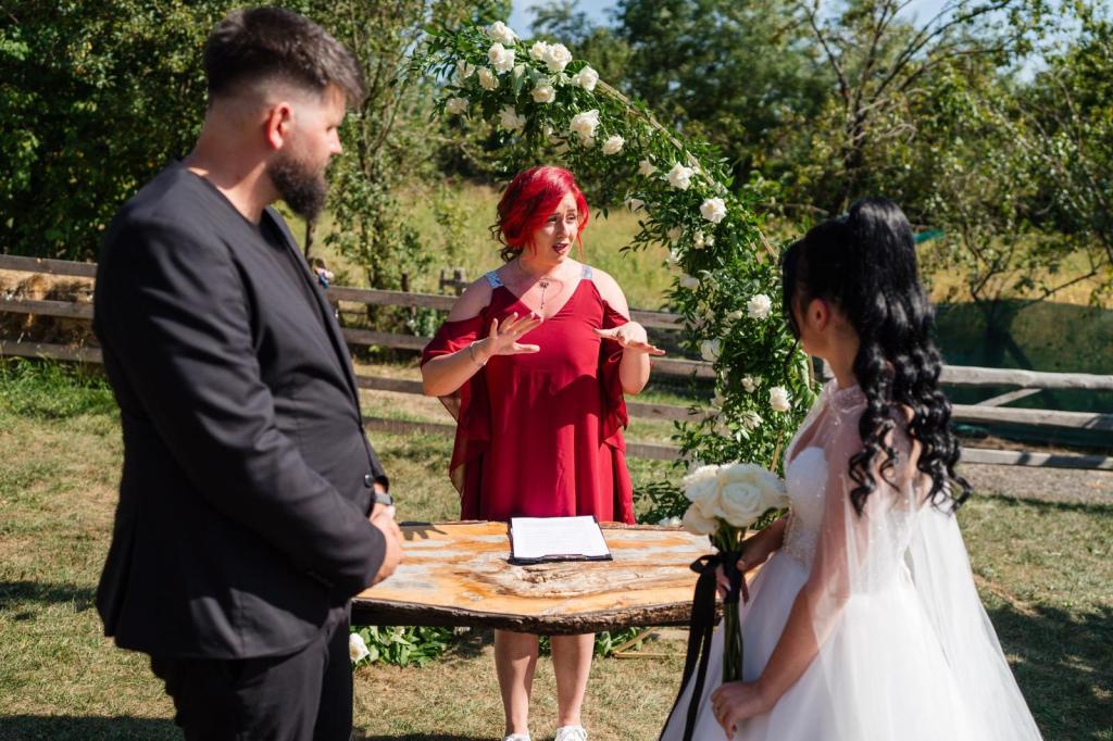 oficiant ceremonie umanistă Bianca Tămaș